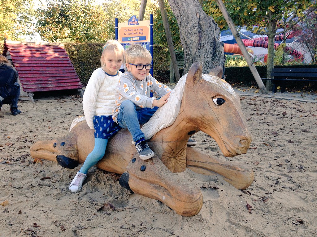 Robinia_Int's tweet image. Robiniahouten sculptuur "Liggend Paard" @Plopsa #tuinvanbig #robinia #paard