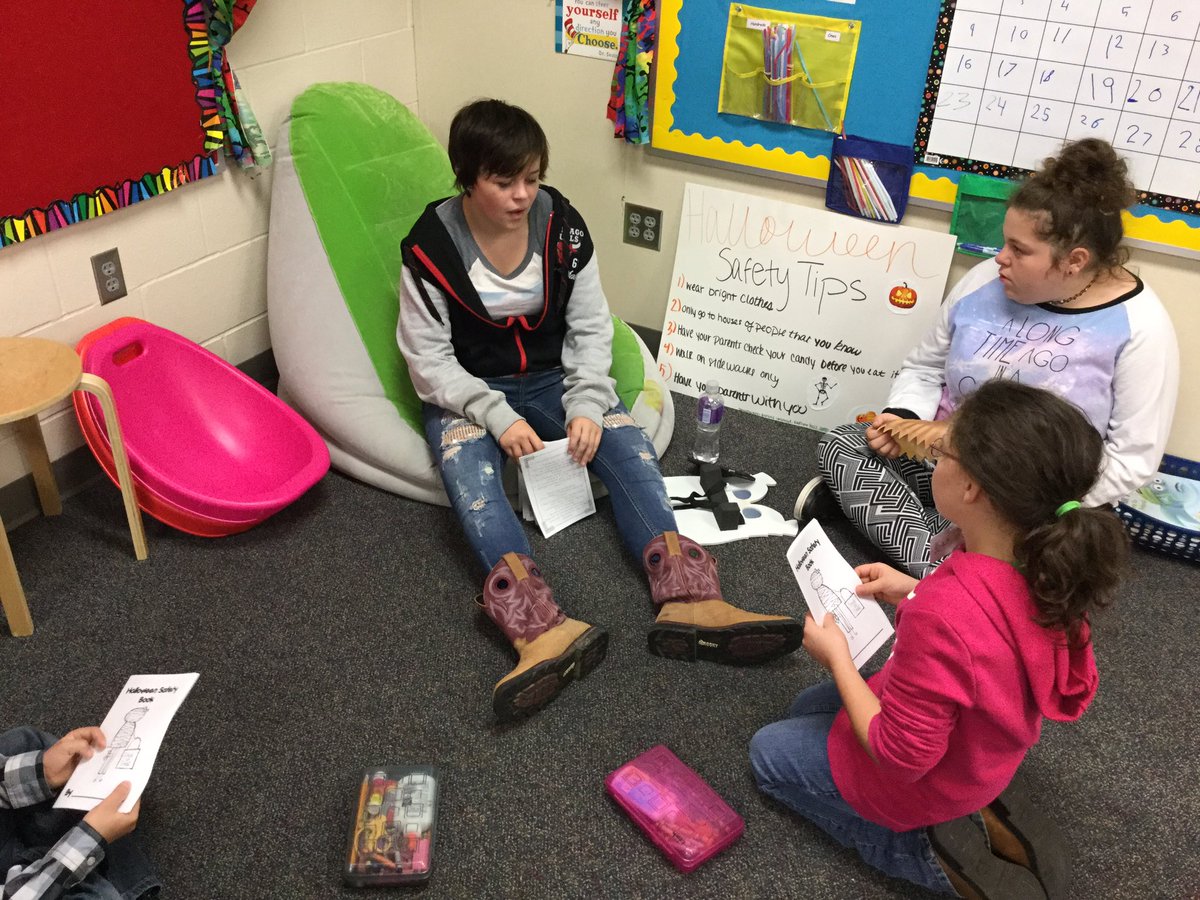 ges_MrsBuening's tweet photo. Thank you to @MrsComerFACS class for coming and sharing Trick or Treat safety tips with our 1st graders! #ges_MrsB https://t.co/T28lfSFAyM