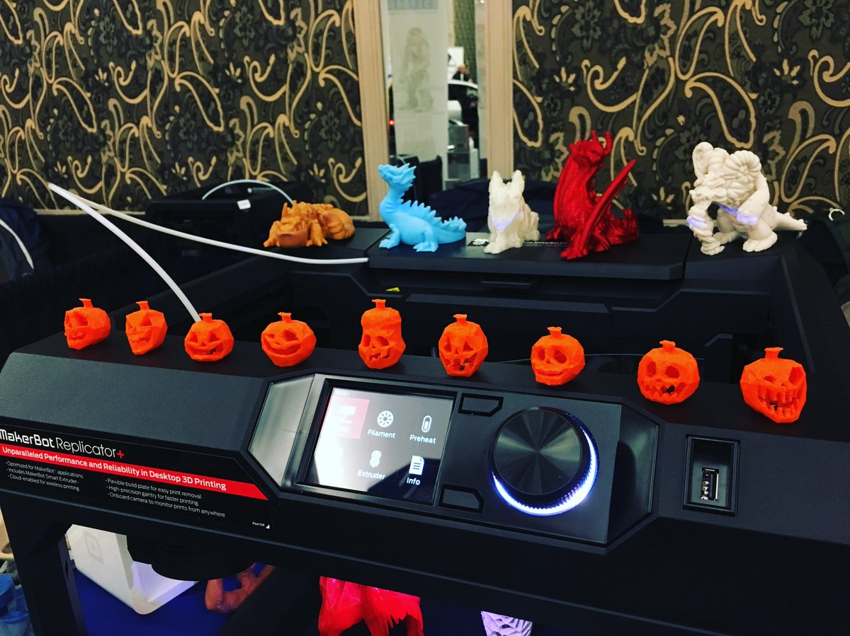 MakerWiz's tweet photo. Happy Halloween from our Pumpkins and Dragons! #3dprinting @makerbot #taves2016 https://t.co/umfKNHgcHx