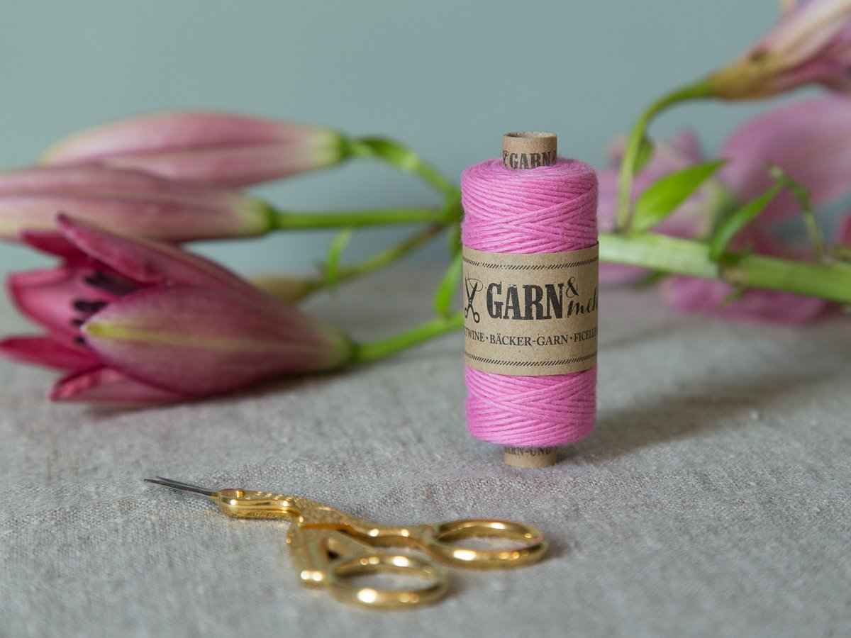 garnundmehr's tweet photo. Make your life pretty - buy yourself some nice flowers and have a nice monday. #Bakerstwine in #pink: https://t.co/PDyqPLyXc9 #garnundmehr https://t.co/Ohb3r76VbY