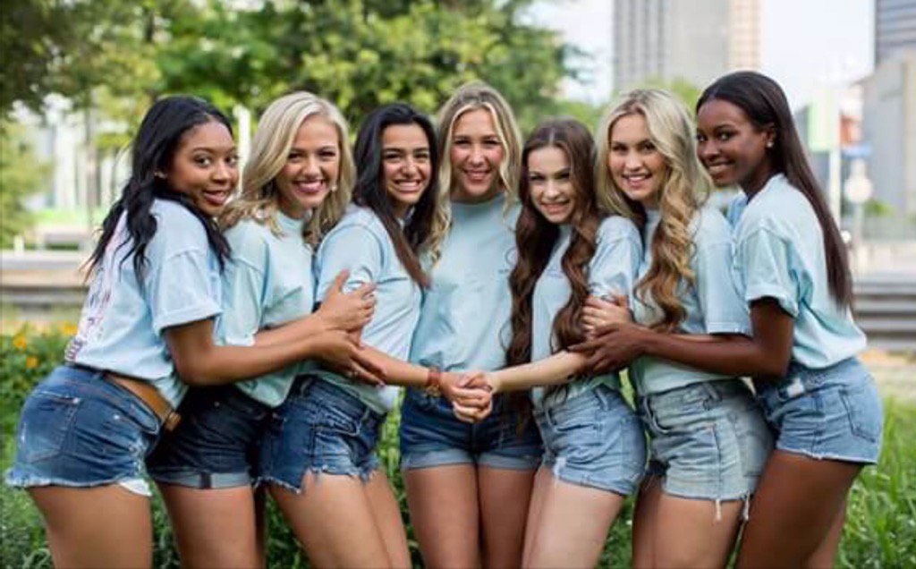tscharfe2's tweet photo. Happy Senior Week @Bobcatcheer, Varsity Captains @ascharfe @LowranceKylie https://t.co/uqyhACTBRN