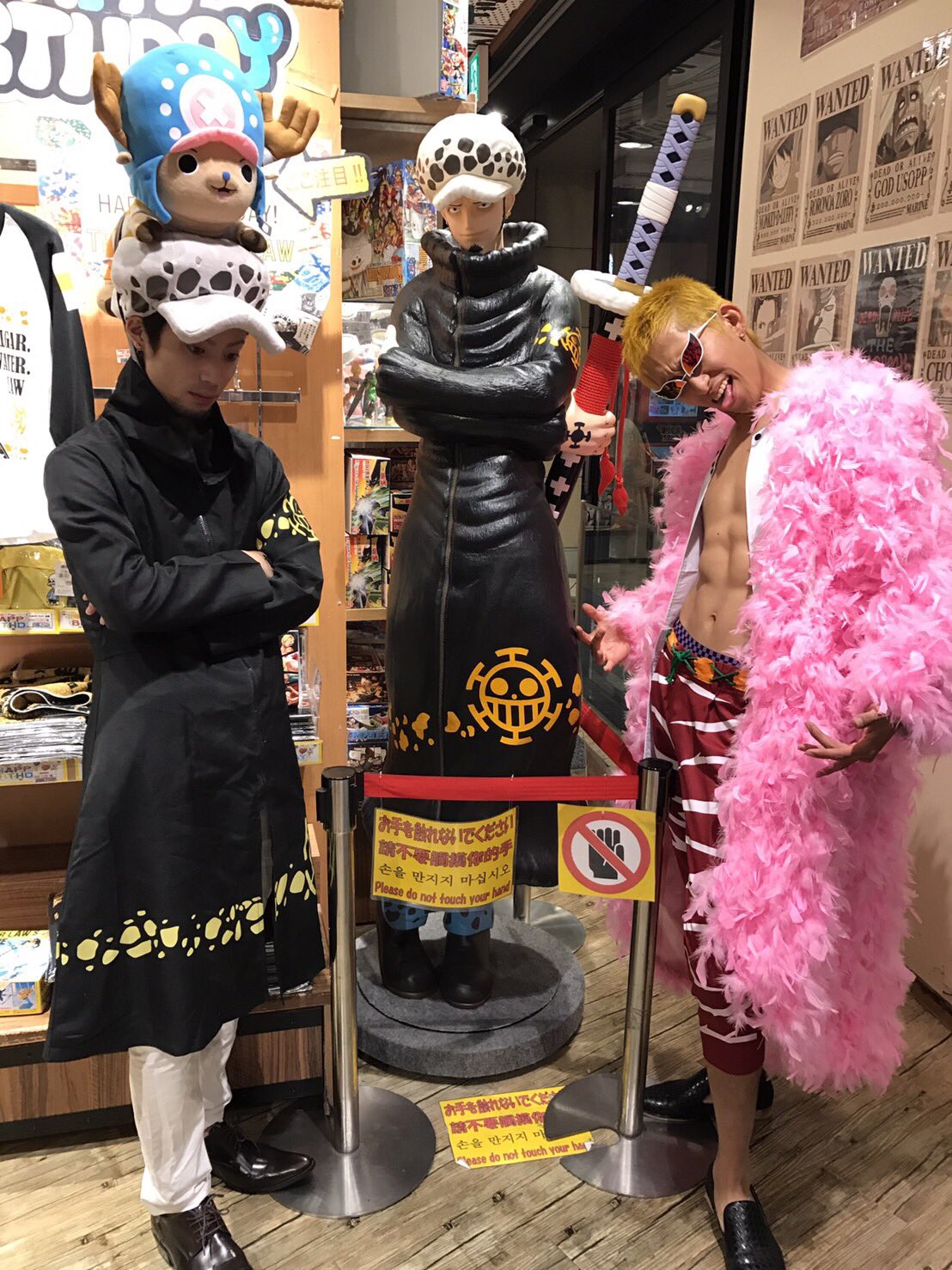 せいしょー 今年のusjハロウィンは2日間でドフラミンゴ たくさん写真撮ったし撮ってもらったでい 是非写真撮った人繋がりましょう とりあえず2日目の悠ちゃんコラソンイケメンすぎ笑 ドフラミンゴ Usjハロウィン ワンピース ユニバ