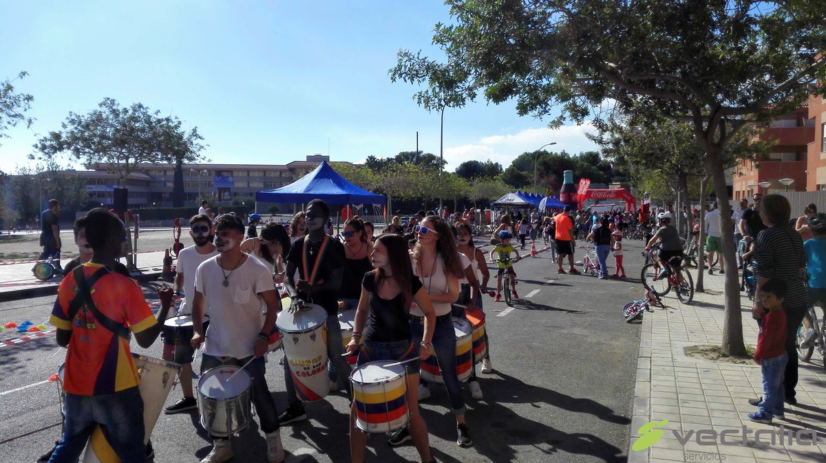 VectaliaServ's tweet photo. '#Ciclovia en tu barrio' ayer en Avda. Isla de Corfú, organizado por la Concejalía de Movilidad y coordinado por @VectaliaServ 
#Alicante https://t.co/MItrZz3ZXH