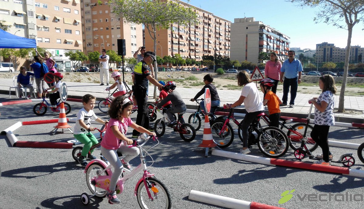 VectaliaServ's tweet photo. '#Ciclovia en tu barrio' ayer en Avda. Isla de Corfú, organizado por la Concejalía de Movilidad y coordinado por @VectaliaServ 
#Alicante https://t.co/MItrZz3ZXH