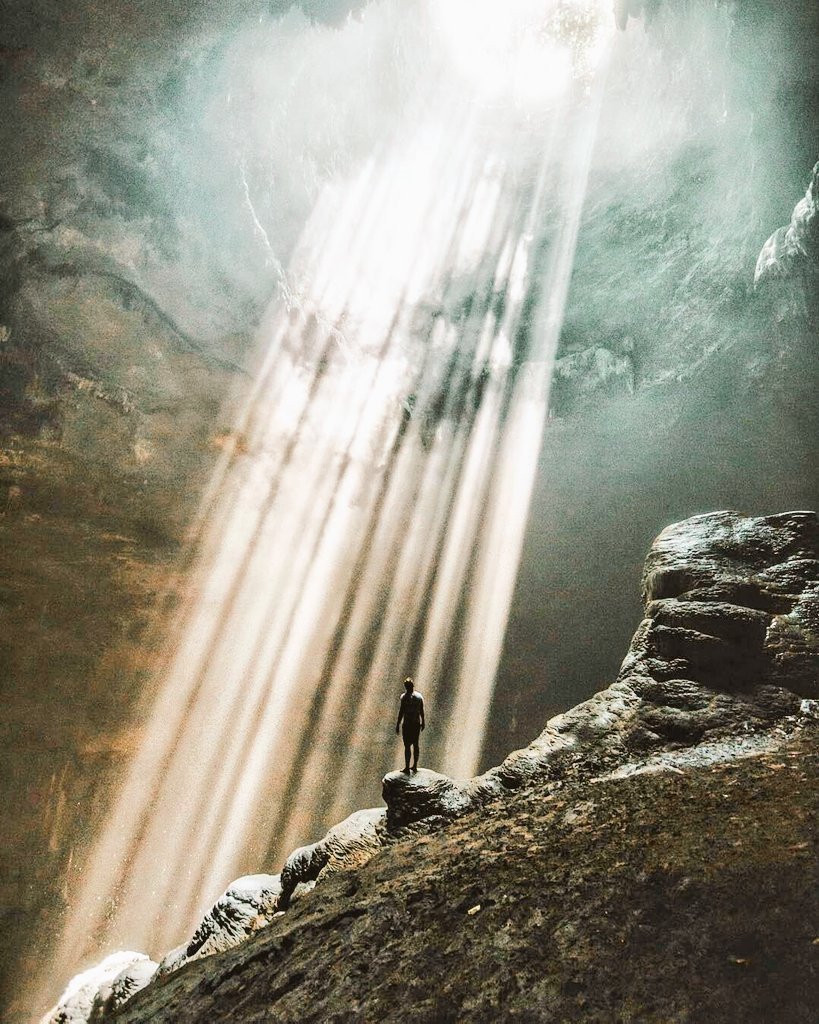 #pict: The incredible view from 80 meters of Grubug Cave in Jomblang Cave #jogja ~ @Ellyasa2105: