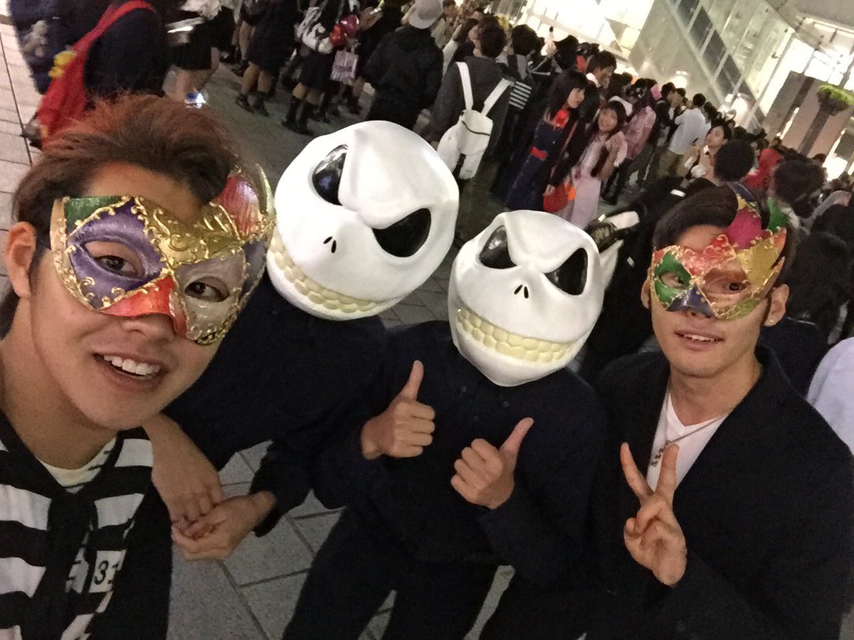Koma0819 昨日今日とハロウィン楽しかった 今日は伊織ありがとう 来年はもっと大人数で仮装して行きたい笑 写真撮ってくれた方ありがとうございます 飯は油そば 浜松ハロウィン ハロウィン 浜松駅 仮装 仮面