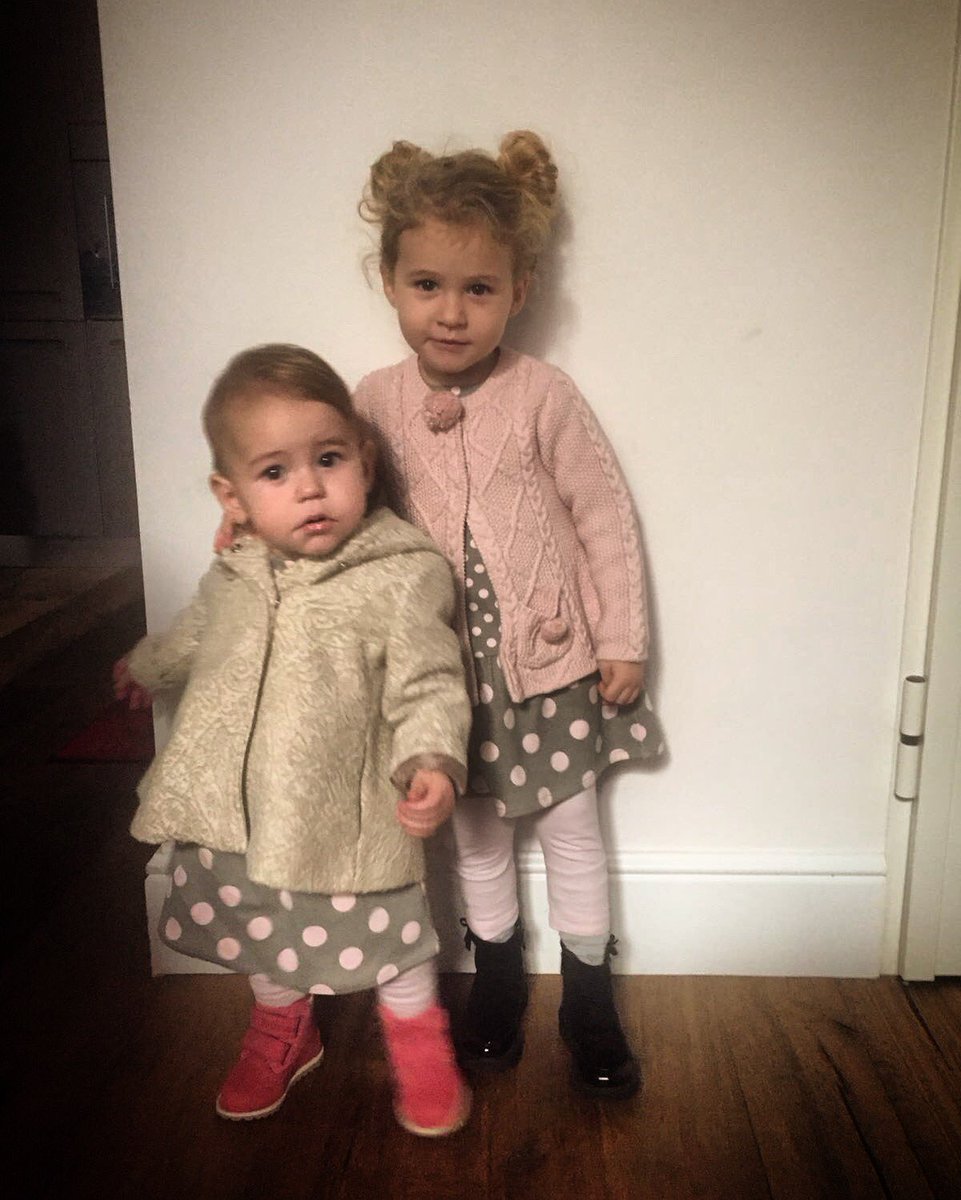 Tomovic's tweet image. Dolcetto o scherzetto??? 🎃 
Dolcetto 🍫🍭 😍❤️ #halloween #amore #sorelline