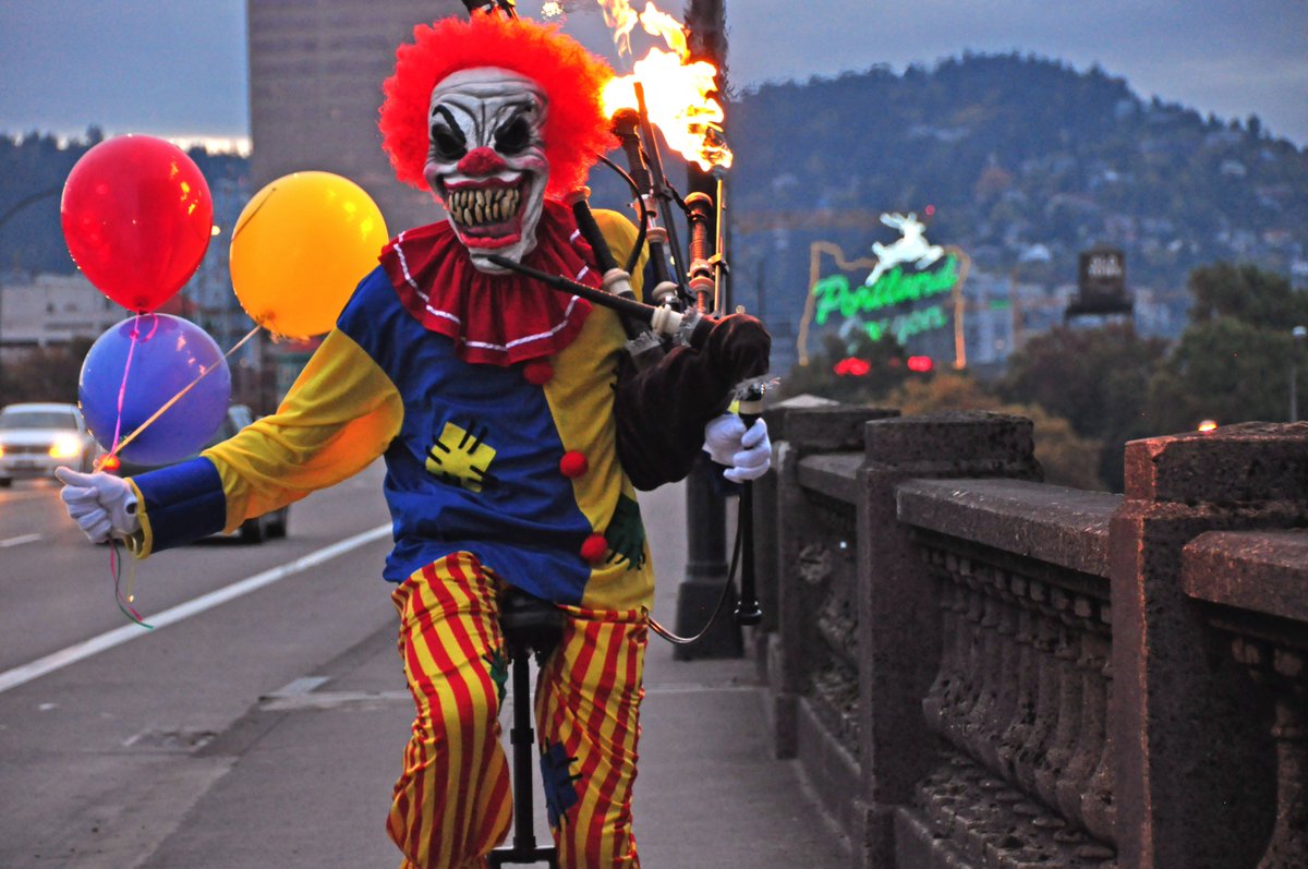 TheUnipiper's tweet photo. Happy #Halloween from #Portland! #HappyHalloween #PDX #pdxnow #clowns #Clownpocalypse #Unipiper #MakePortlandWeirdAgain #KeepPortlandWeird https://t.co/1lORiTOHts