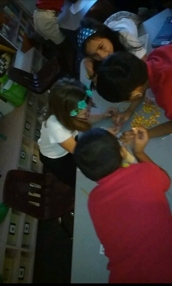 betsyrose22's tweet photo. Phase 2: Building the tower. @GreyCgrey @Watson_Wildcats #watsonwildcsts2016 #stemchallenge https://t.co/HxqLYg4PUm
