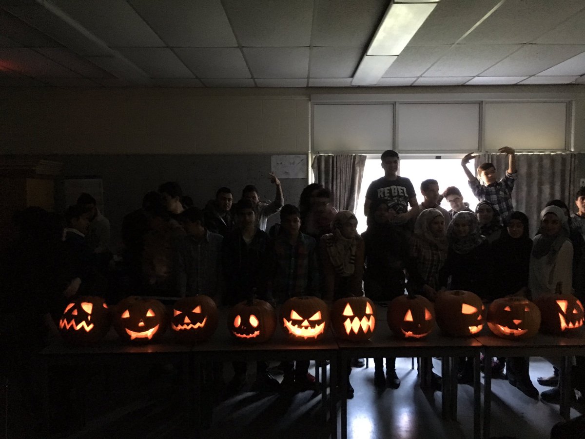 Halloween Pumpkins with our ELD classes! <a href="/principaltlkss/">principaltlkss</a> @MissEBigelow #tlklife #halloween #canadianexperiences #mondayfunday 👻🎃