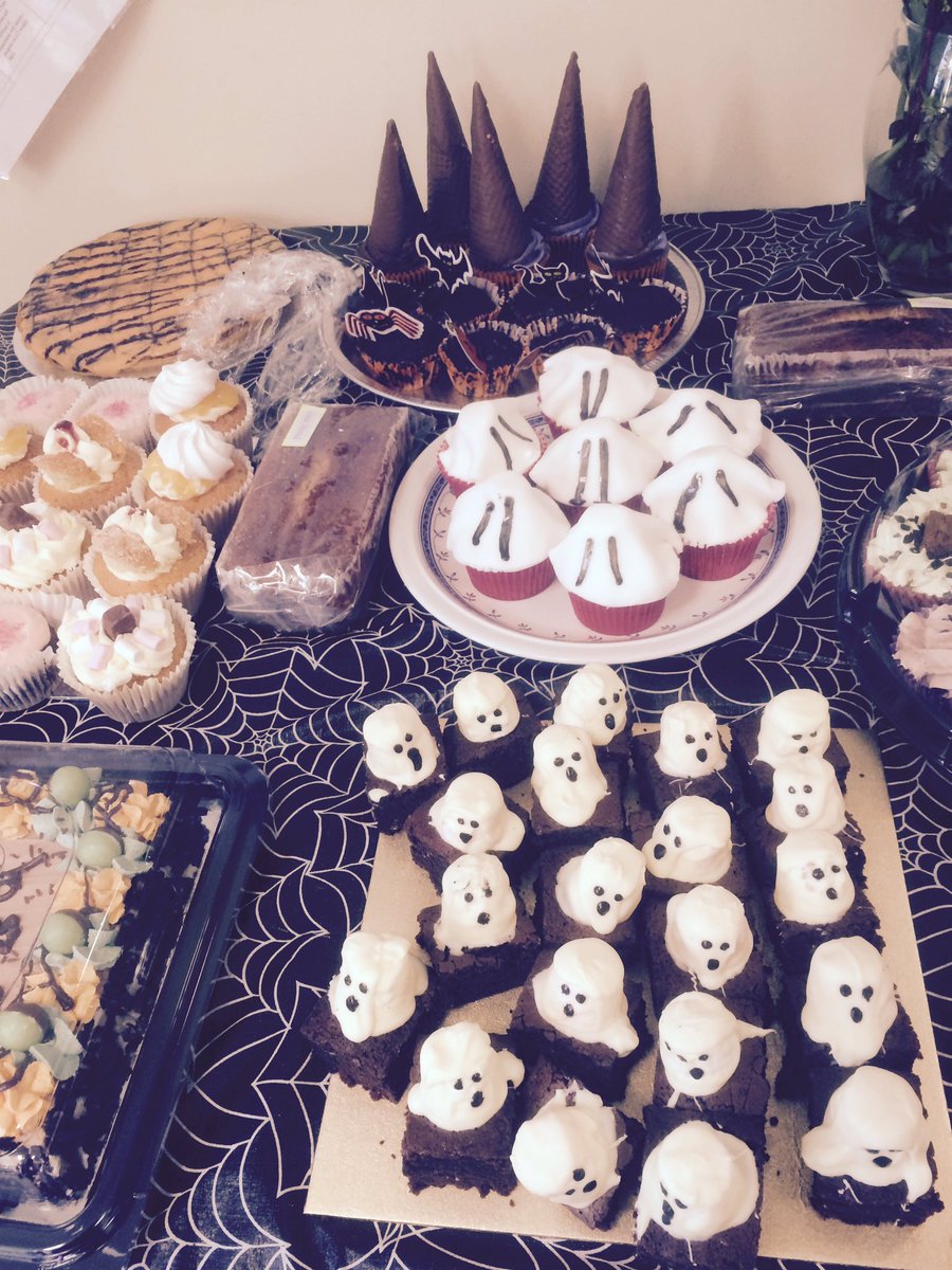 MaudDumpling's tweet photo. @LCHStrokeUnit @StrokeassocYEM #giveahandweek Spooky cakes for sale on stroke unit at Lincoln County Hospital https://t.co/B3UgF7utac