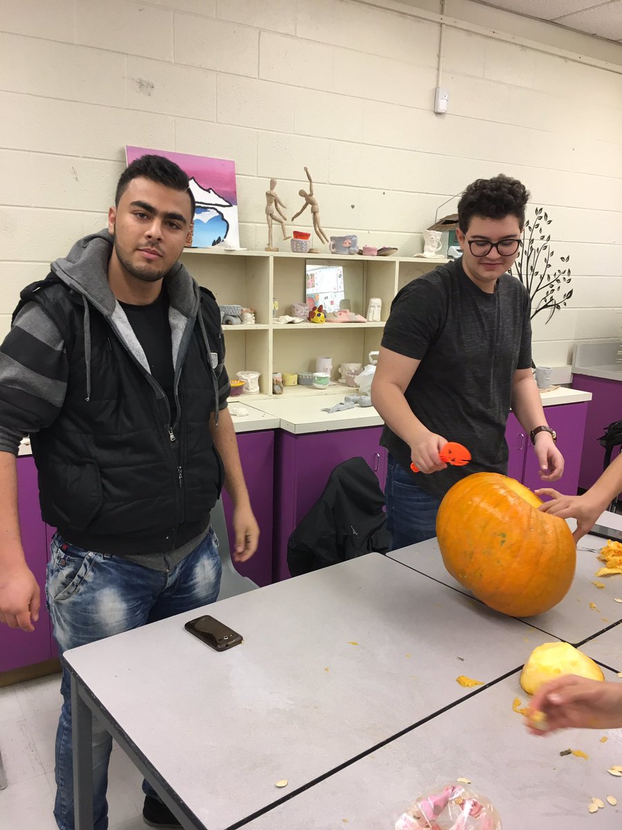 Cleaning out our pumpkins!! Halloween fun <a href="/TLKLife/">TL Kennedy SS</a>! <a href="/principaltlkss/">principaltlkss</a> @MissEBigelow #halloween #tlk 🎃🕸👻