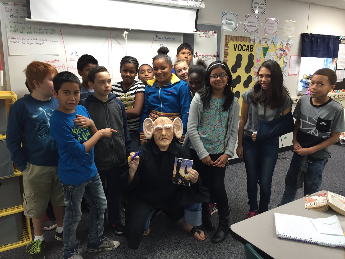 WME_4th_5th's tweet photo. We had a visit by the main character of our book study, The BFG. What a fun surprise on Halloween. #teachlikeapirate #30hooksin30days. https://t.co/vEBCAFCayr
