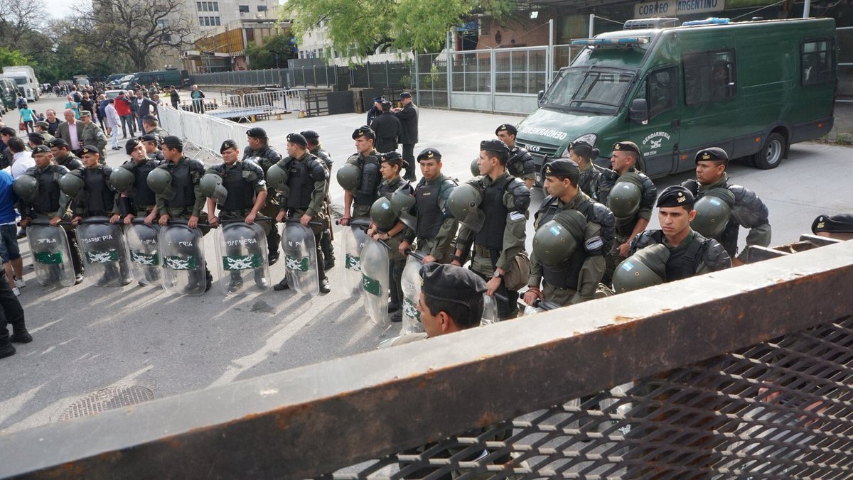 MartinPerezTDF's tweet photo. Con gendarmes y camiones hidrantes no van a poder tapar el desastre del gobierno de @mauriciomacri  #TodosConCristina https://t.co/2kttWvaXqb