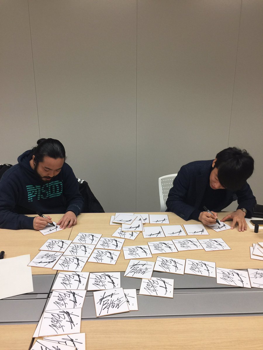 今日はサインをいっぱい書きました。