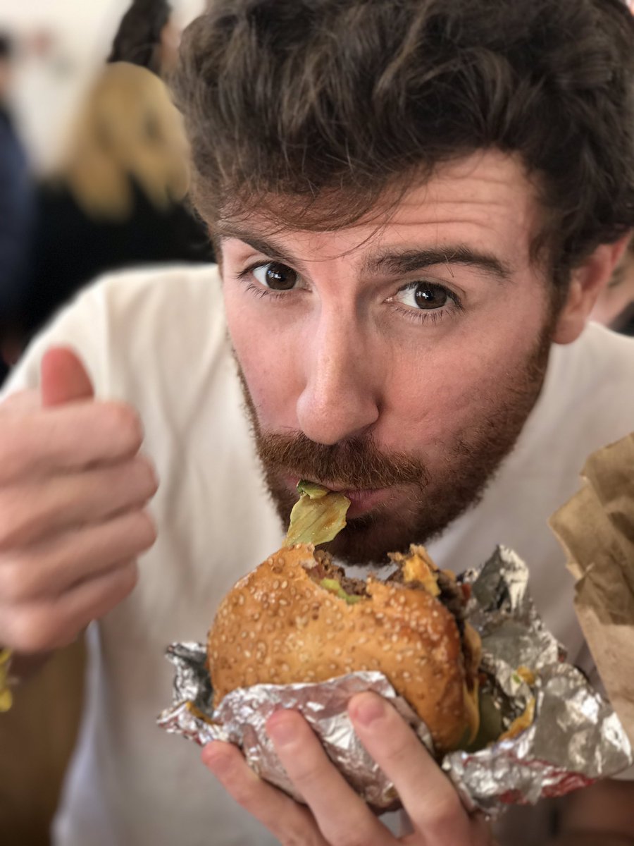 pedroample's tweet photo. Primer @FiveGuys_ES en madrid con @Puchindor y @Jimmy_SordoFdz #espectacular #retratitos https://t.co/Bq0rQISzks