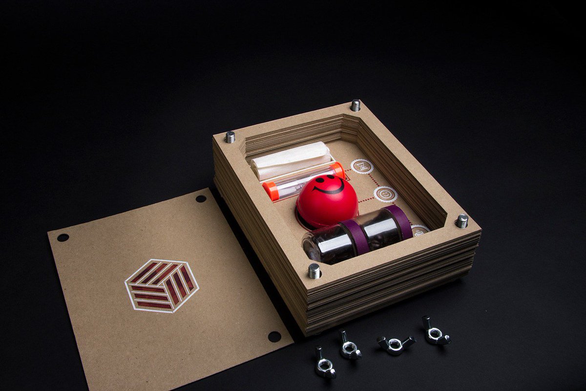 hemera_studio's tweet photo. The Designer’s Survival Guide, Le kit de survie indispensable à tout graphiste du designer canadien @Karimfakhoury https://t.co/xFOFbQKdIh