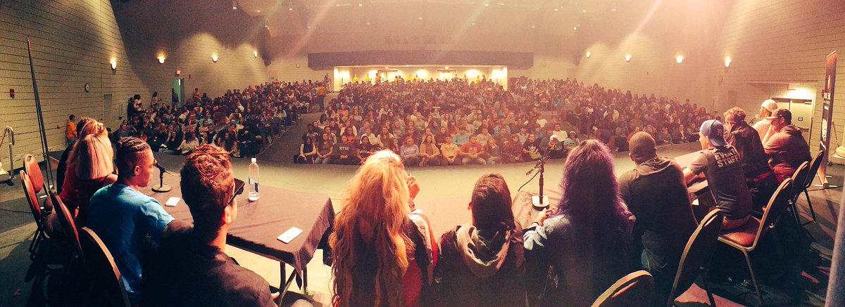 HSNTours's tweet photo. 500 students in our @fullsail Q&A today with @TigersAHS! #qanda #fullsailontour #highschoolnation #music #hsnfall2016 #takisusa #festival https://t.co/sDO03sQQXc