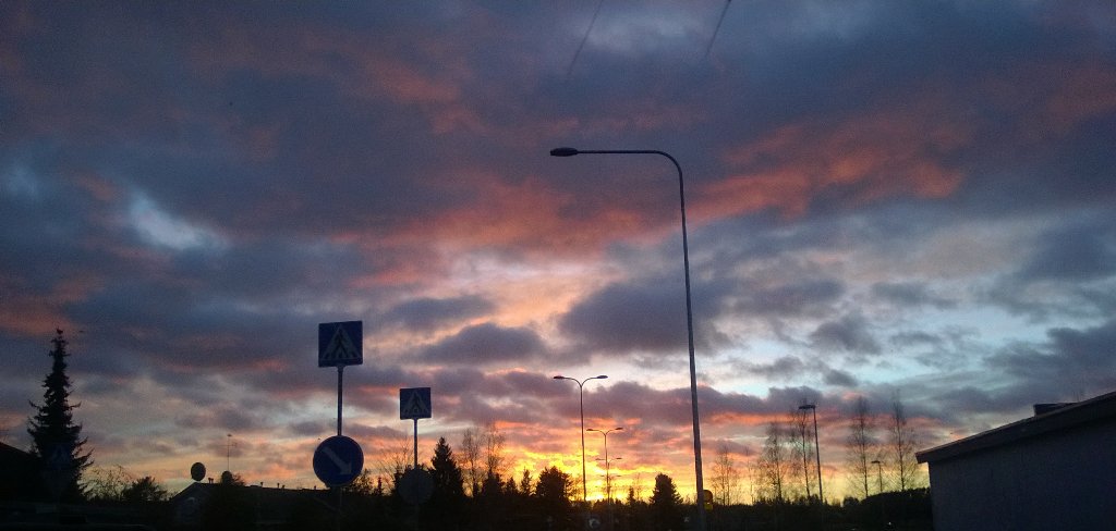 @GMarjutska @KarhuMaarit <a href="/ani05iina/">Ani05iina</a> Kesäajan viimeinen auringonlasku ei ollut hassumpi...
