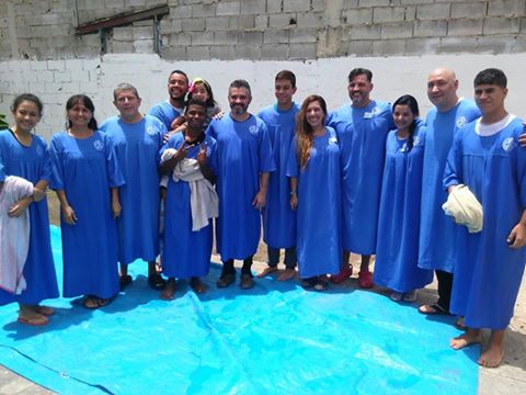 JAMaracay's tweet photo. Algunos de nuestros #JovenesInfluyentes siendo bautizados el 31 de Julio. https://t.co/cjOCIiwliB