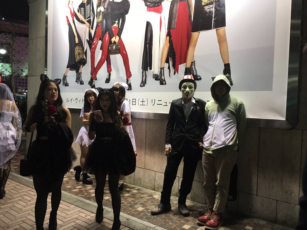 jingzhang's tweet photo. 日本东京万圣节，几条街都是这样，城会玩 https://t.co/gnldUWKTMs