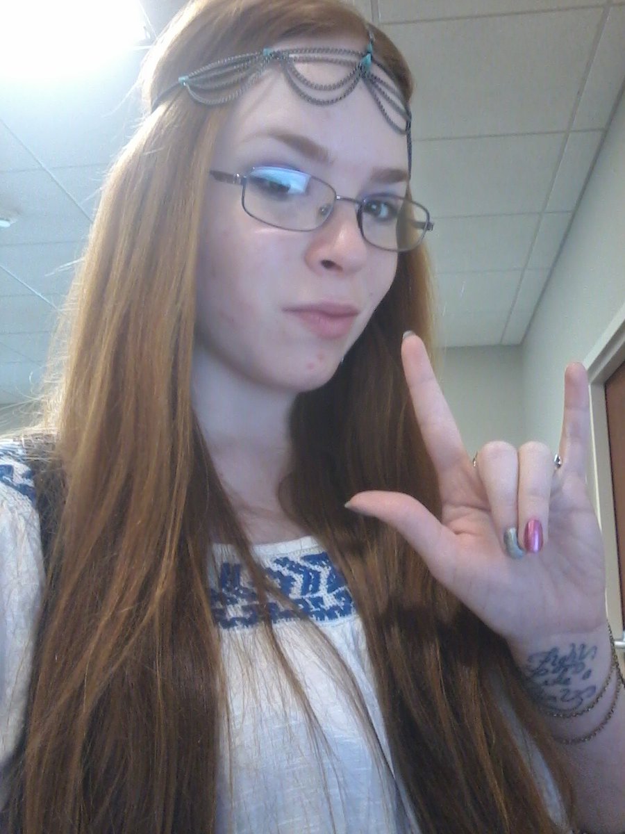 AlwaysAlyse's tweet photo. Peace and love to you all, happy Halloween! #dressupatwork #Halloween https://t.co/o8VrkUvREi