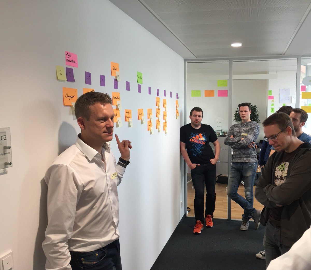 senacor's tweet image. Im Rahmen einer Schulung setzen sich unsere Kollegen und Coach @ZanderChristian mit #AgileSoftwareentwicklung, insb. #Scrum, auseinander.