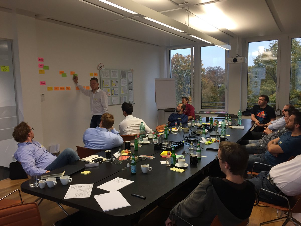 senacor's tweet image. Im Rahmen einer Schulung setzen sich unsere Kollegen und Coach @ZanderChristian mit #AgileSoftwareentwicklung, insb. #Scrum, auseinander.