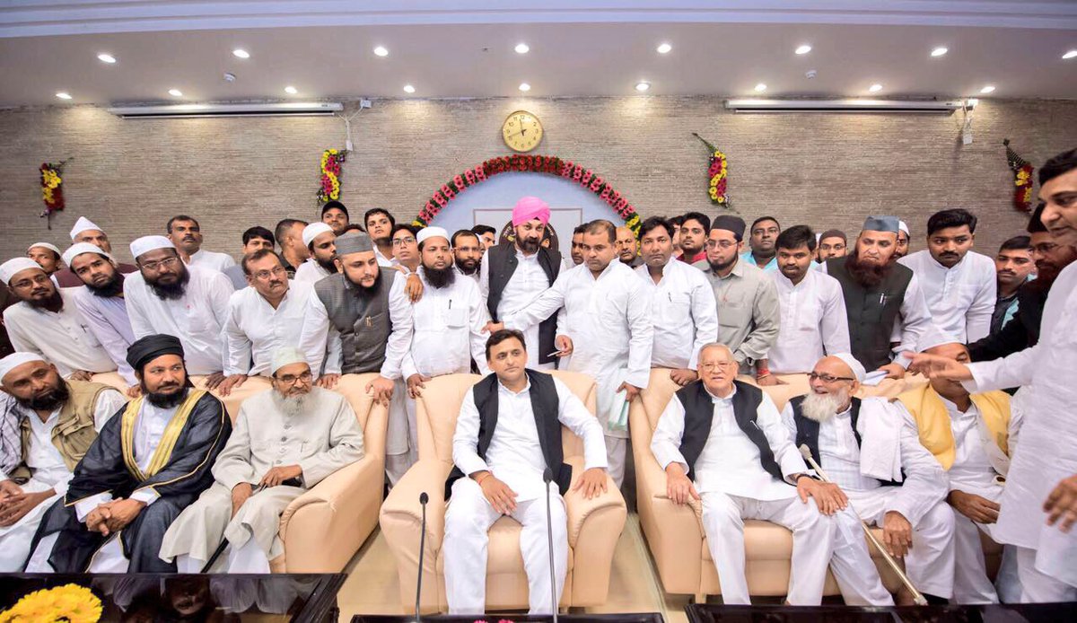 yadavakhilesh's tweet photo. Meeting people at 5 Kalidas on the occasion of Diwali. https://t.co/ZHZ3pf0O5i