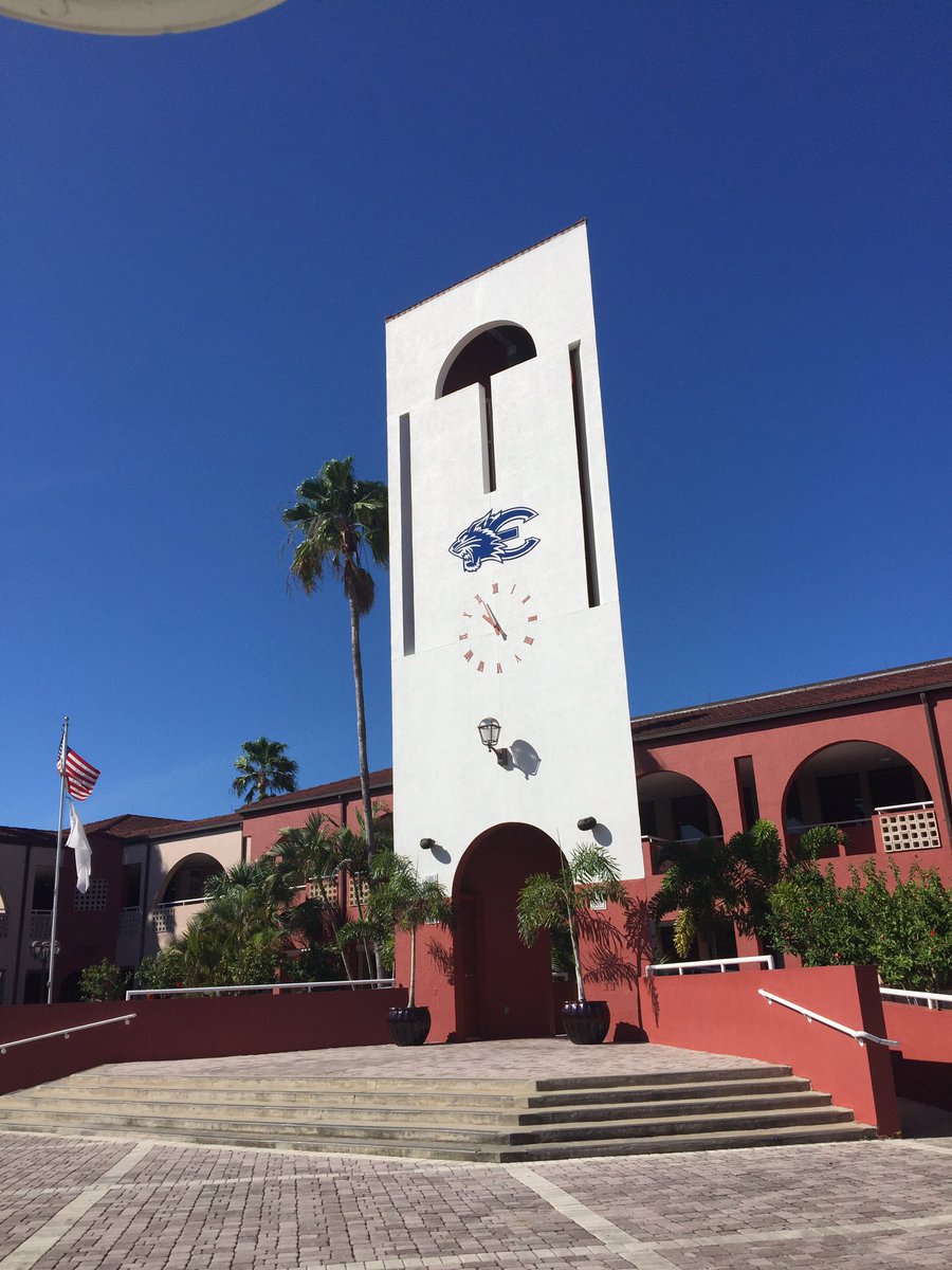 EsteroHS's tweet image. It's a beautiful day in the Village of Estero!!! #lunchshift #courtyard #clearblueskies