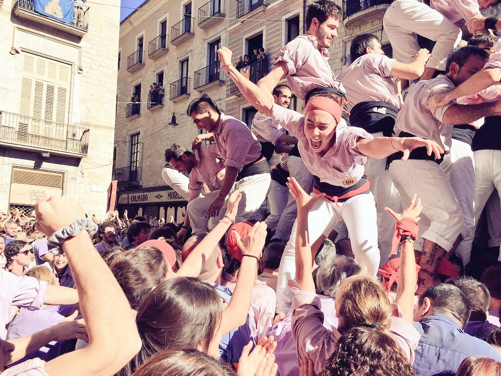 Amb l'agulla o amb pilar. AMB cares que ho diuen tot! Gran Txell i fotón <a href="/CintaOlivan/">Cinta Olivan</a> Visca <a href="/Minyons/">Minyons de Terrassa</a> Visca el Vi i #laTerrassaqueusvaparir