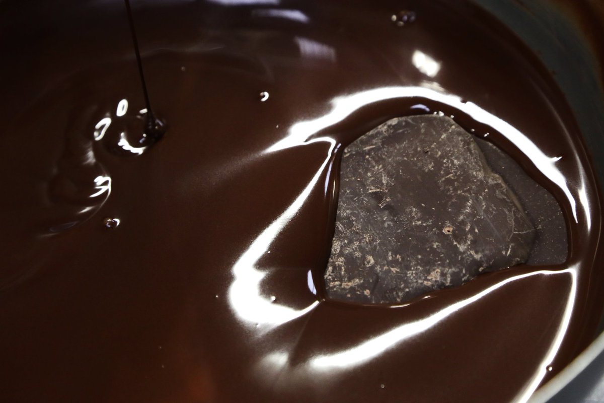 Proper_Choc's tweet image. Celebrating Halloween w/our very UNfrightening 75% V:PC! 📸 by @FMarshallPhoto ❤ #handsorted #beantobar #microbatch #chocolate #madeindublin