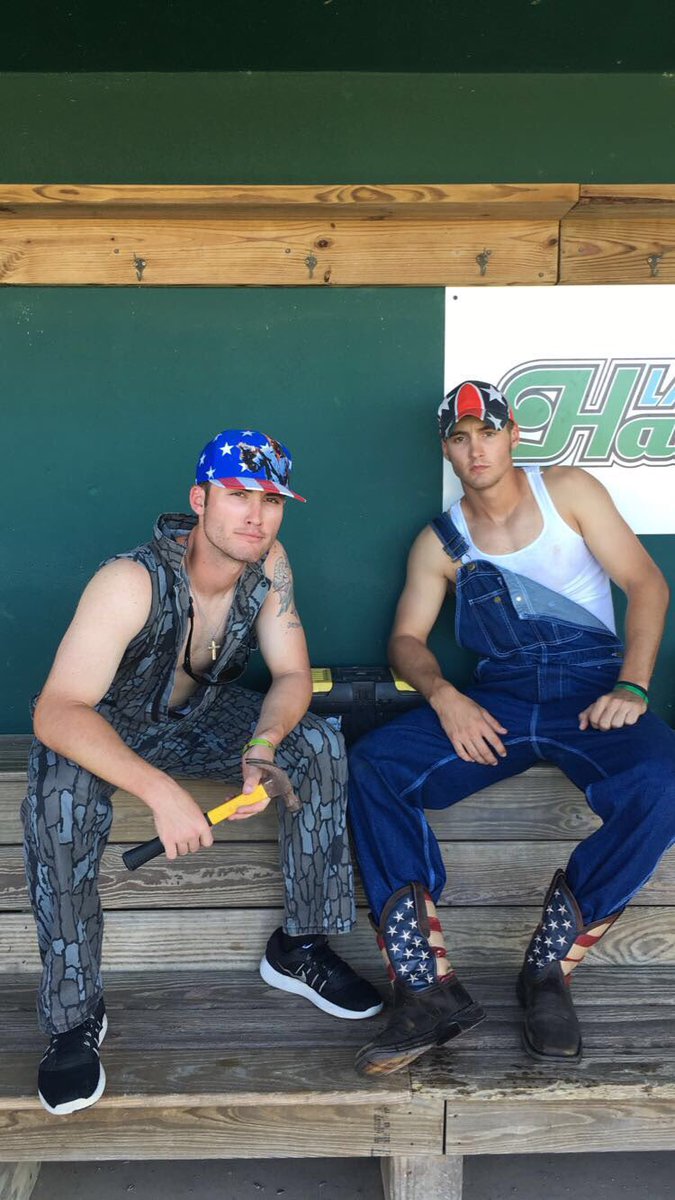 getty_20's tweet photo. We like to look a little on the trashy side🤘🏻🇺🇸 #kennypowers #earldibbles @KennyPowersFC @EarlDibblesJr https://t.co/YiF67C1t6g
