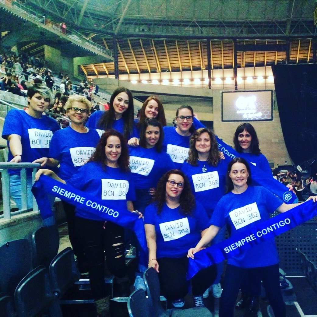 Lydiadb's tweet photo. @davidbisbal emoción y ganas de disfrutar esta noche #OTConcierto #DAVIDBCN362 #SiempreContigo #BisbalerasMañicas #LasCompis 🔝💃💚🎉🎶 https://t.co/cwQiHOf1m6