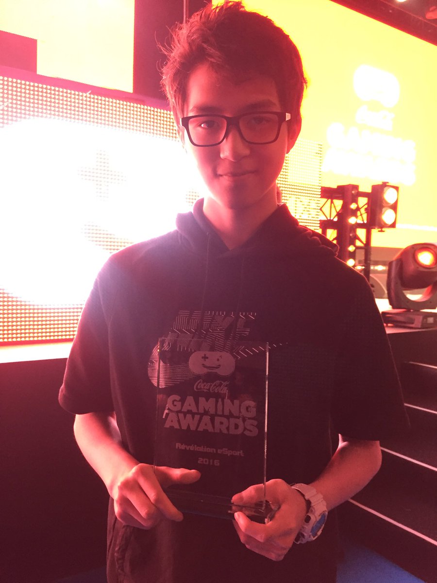 Hanssama's tweet photo. Very happy of being the #eSports revelation of the year at #CCGA2016 ! Thanks to all the people who voted for me ! 🙈❤️ https://t.co/ySf10ZAyRf