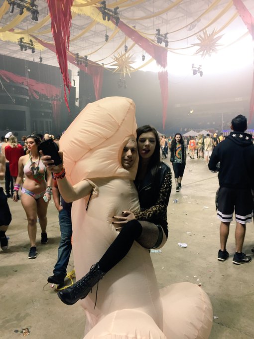 Halloween is my favorite holiday 👻☠️🎃🍂🕸🔪⚰️🔮💞 what's yours?? Happy Halloween 😈😈😈 https://t.co/oXUgxGF