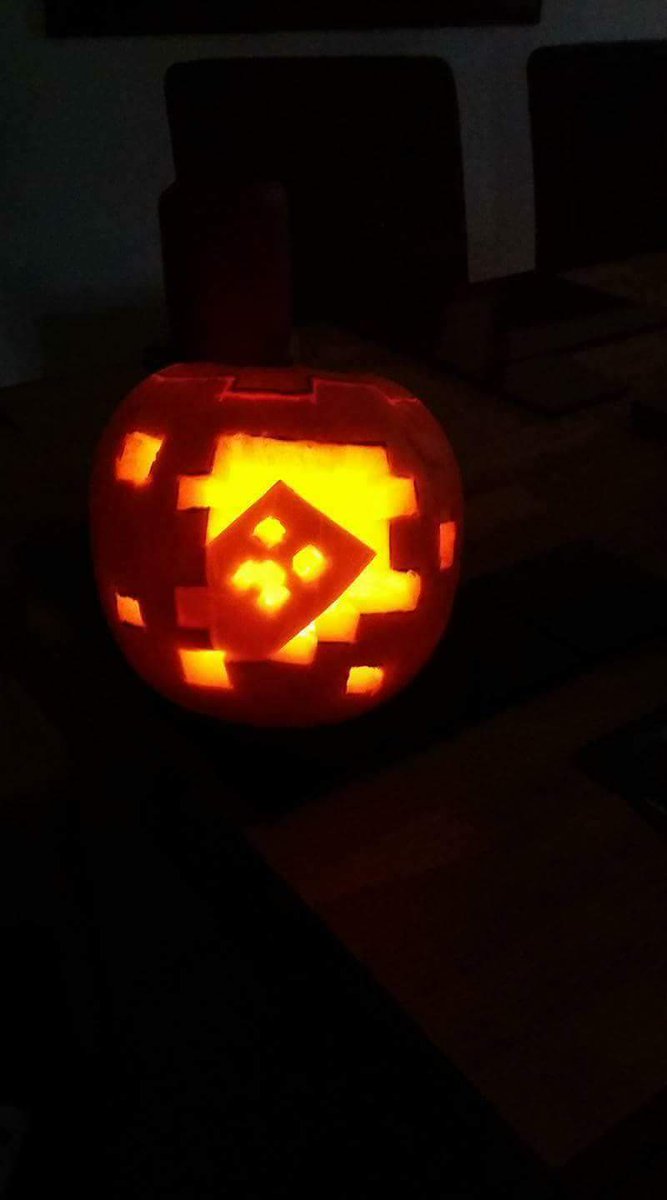 WeirdNewsDaily's tweet photo. My son's #MinecraftPumpkin ! https://t.co/nyVa48vTZa