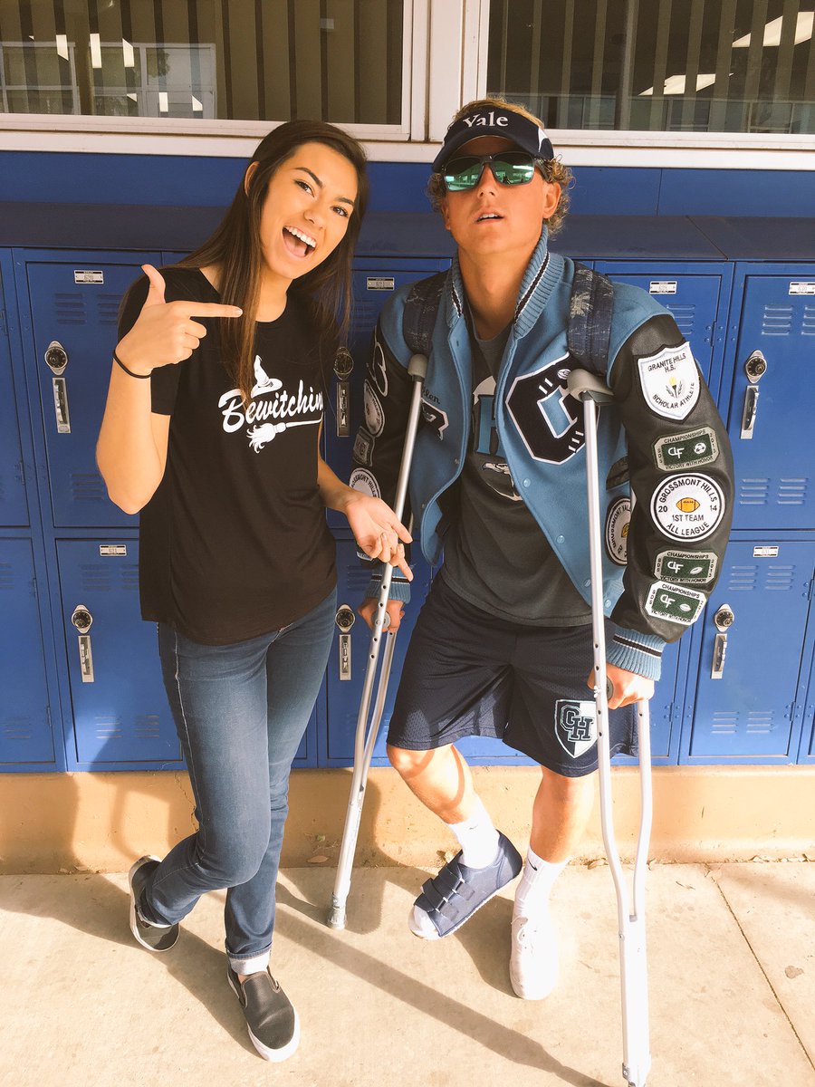 GaeirJJ's tweet photo. Me (@kellengaeir ) and my girlfriend at school! @sarahbutler99 #backernation #usdcommit #almostyale https://t.co/9BVuDfrqPs