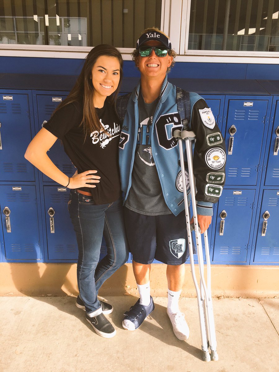 GaeirJJ's tweet photo. Me (@kellengaeir ) and my girlfriend at school! @sarahbutler99 #backernation #usdcommit #almostyale https://t.co/9BVuDfrqPs