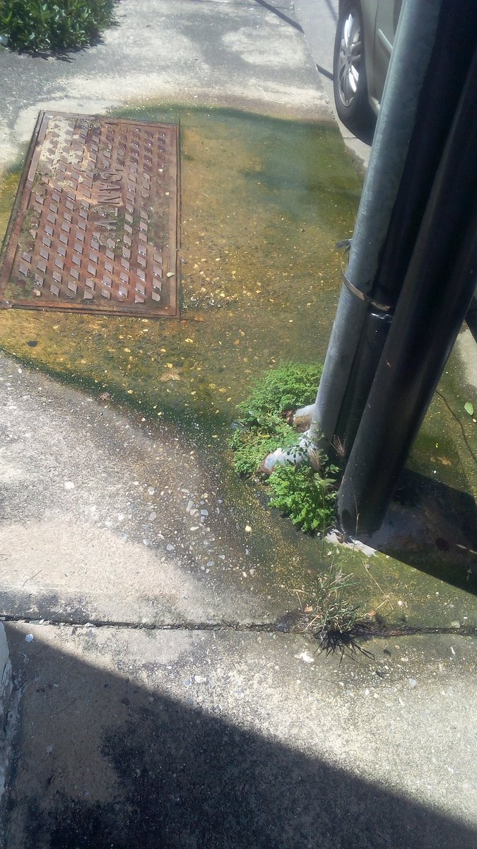 astolfito's tweet photo. @Hidrocentro2011 este bote de agua tiene mas de 5 años ya el poste se esta pudriendo en la urb las acacias https://t.co/4cnajX0FuB
