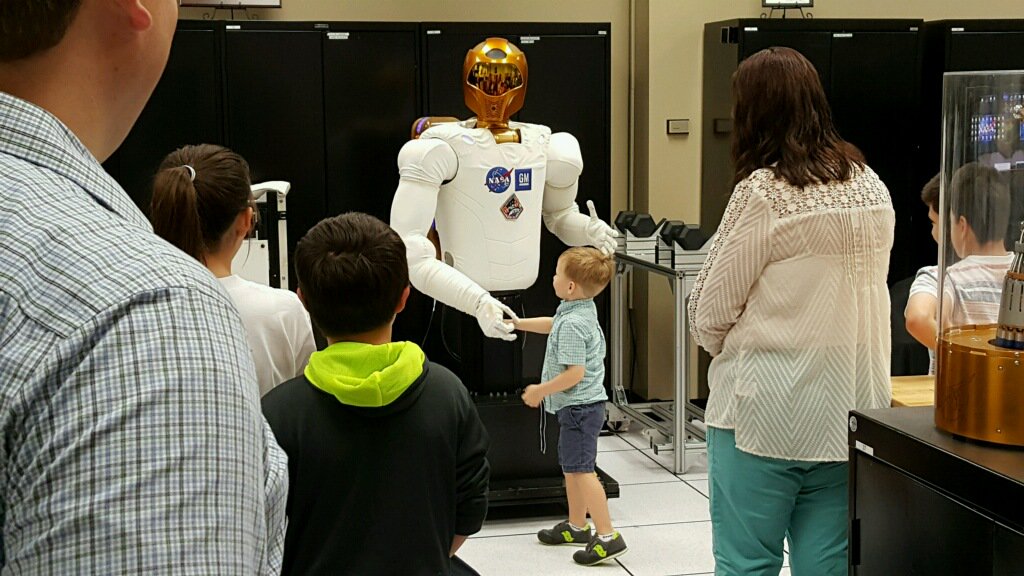 AstroRobonaut's tweet image. Why does everyone keep saying &quot;Hey Robonaut, awesome #luchador costume?&quot; This is how I&apos;m dressed every day! #NASACostume #HappyHalloween