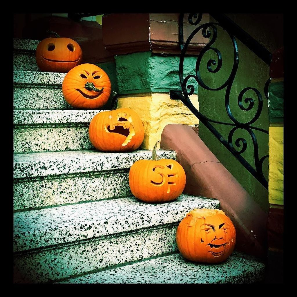 down4keeps's tweet photo. spooky stair-y #happyhalloween🎃 https://t.co/61hP6E63N0 https://t.co/wTC6UIBMYJ