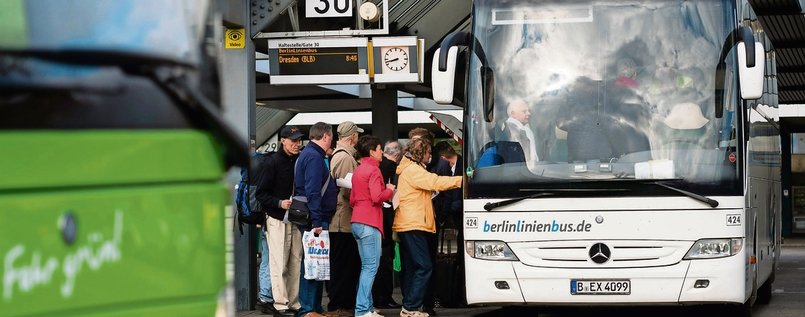Tagesspiegel's tweet photo. Das war's dann wohl endgültig mit #Berlinlinienbus: Heute Abend fährt der letzte Bus von #Berlin nach #Hamburg. https://t.co/Hha7grzj1O https://t.co/uDqvL7A3eA