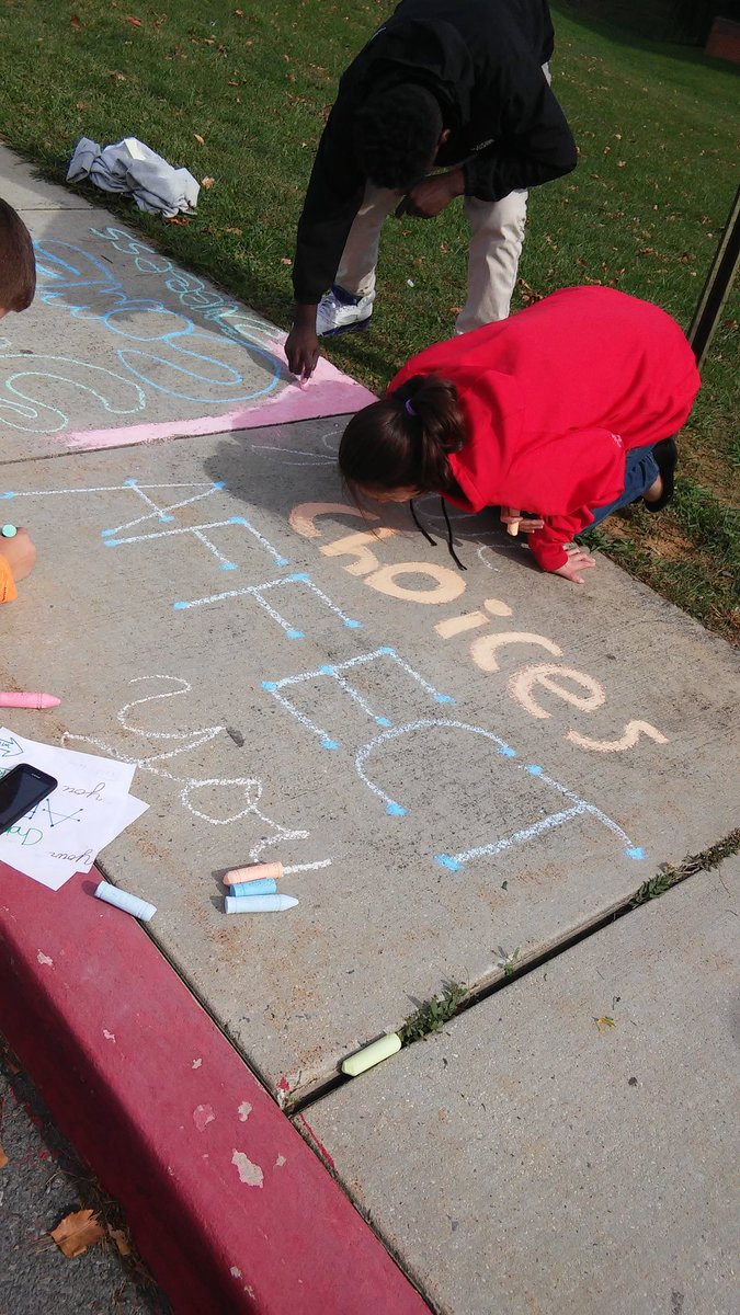 hoffmanlitclass's tweet photo. Sidewalk art with the #freshhubs @mdgoldsborough @HubsNHHS https://t.co/ogqipXUkvX