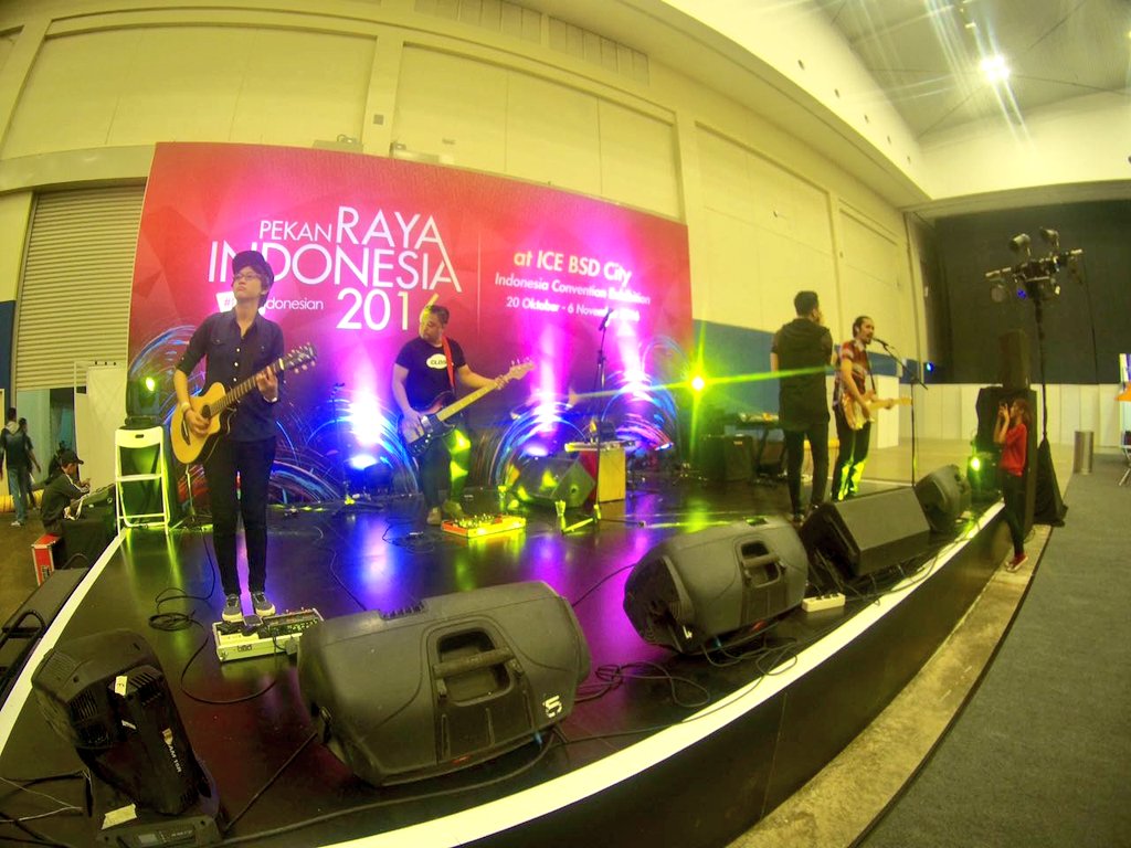 Dfinix's tweet photo. DFINIX @PekanRayaID #konser1000band #band #akustik #accoustic #latepost @Finixious_ID https://t.co/gyv2JoKchF