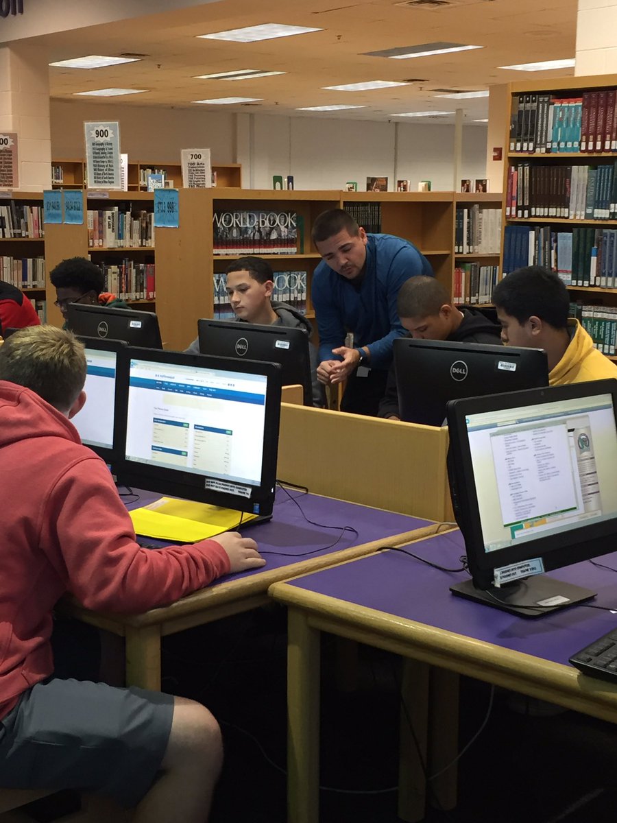 WoodsideLMC's tweet photo. PE classes working on their personal fitness plans! https://t.co/8zj4h56MS9
