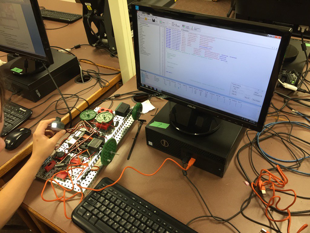 Logan033's tweet photo. VEX Kits up and running in Manufacturing class! #DLSchools #PLTW https://t.co/Qeu31Qxdwc