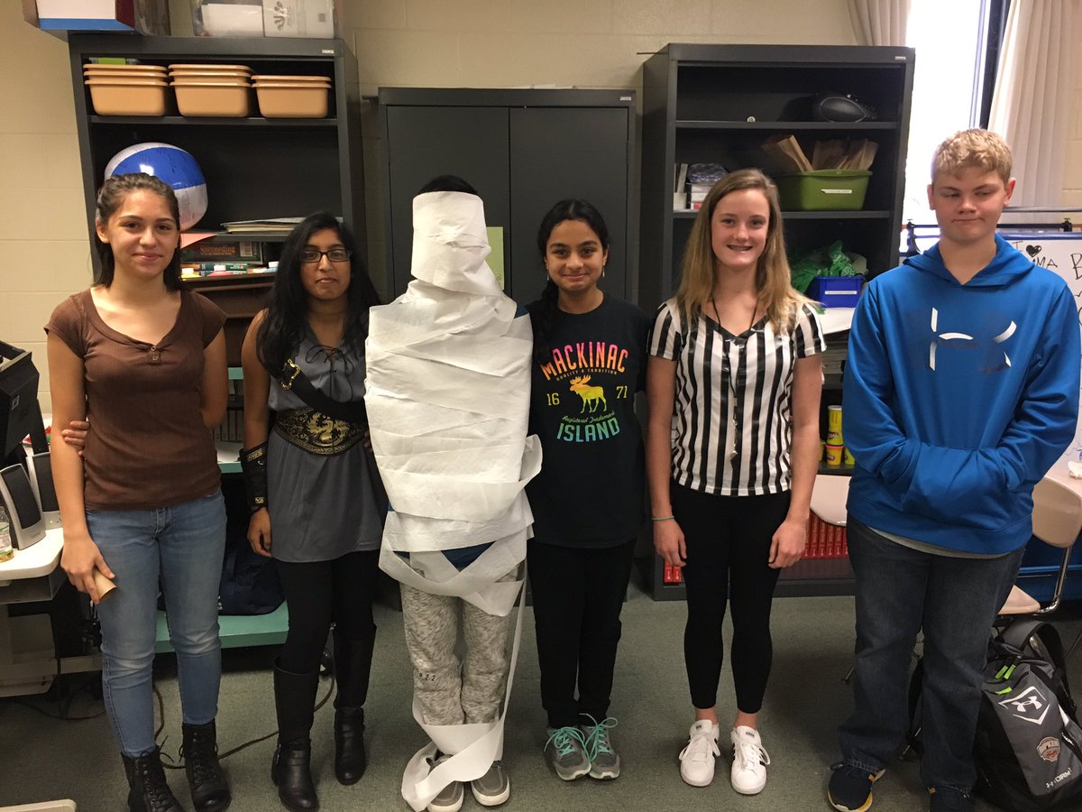 EmiZukowski's tweet photo. @FremdVAMP happy Halloween from room 114!!👻 https://t.co/ntWGouS0dB