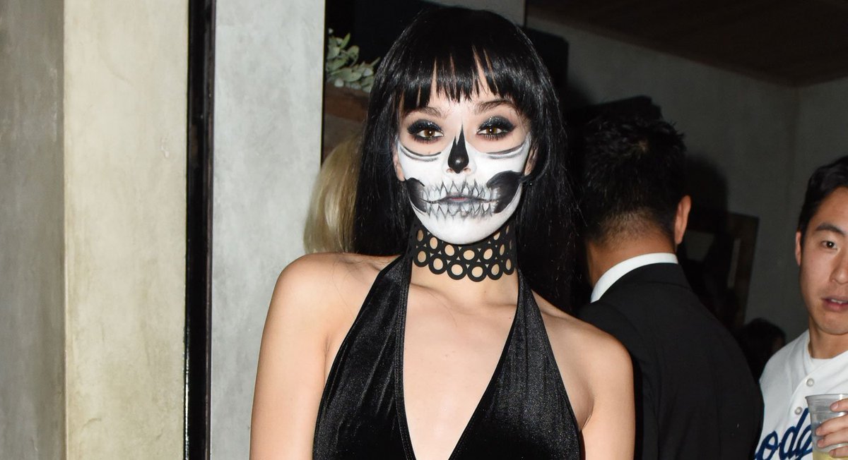 .@HaileeSteinfeld looked so fierce in her skull makeup at the #JJALIENS Halloween party! More pics: jus.tj/1lfy