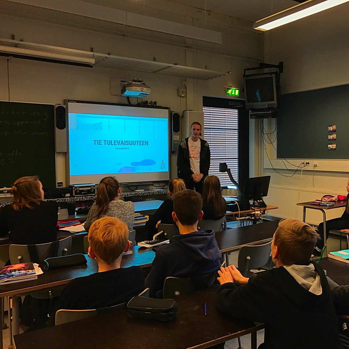 Mariaenh's tweet photo. Tänään fyssan tunnilla blast from the past kun entinen oppilas tempasi uudet oppilaat tulevaisuuteen #opehommat #jperä #tempaus2016 https://t.co/0qSZGOZNTk